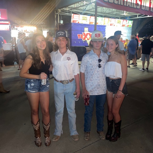 Meet your Posher, Savannah - Picture 2 of 3